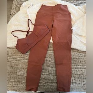 Alo yoga set in color rust